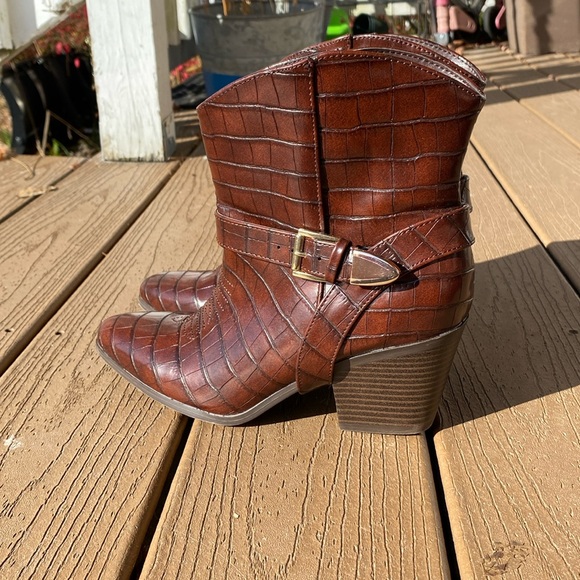 Just Fab Elora buckle under boot detail cowgirl booties faux croc in brown 7.5 - Picture 1 of 16